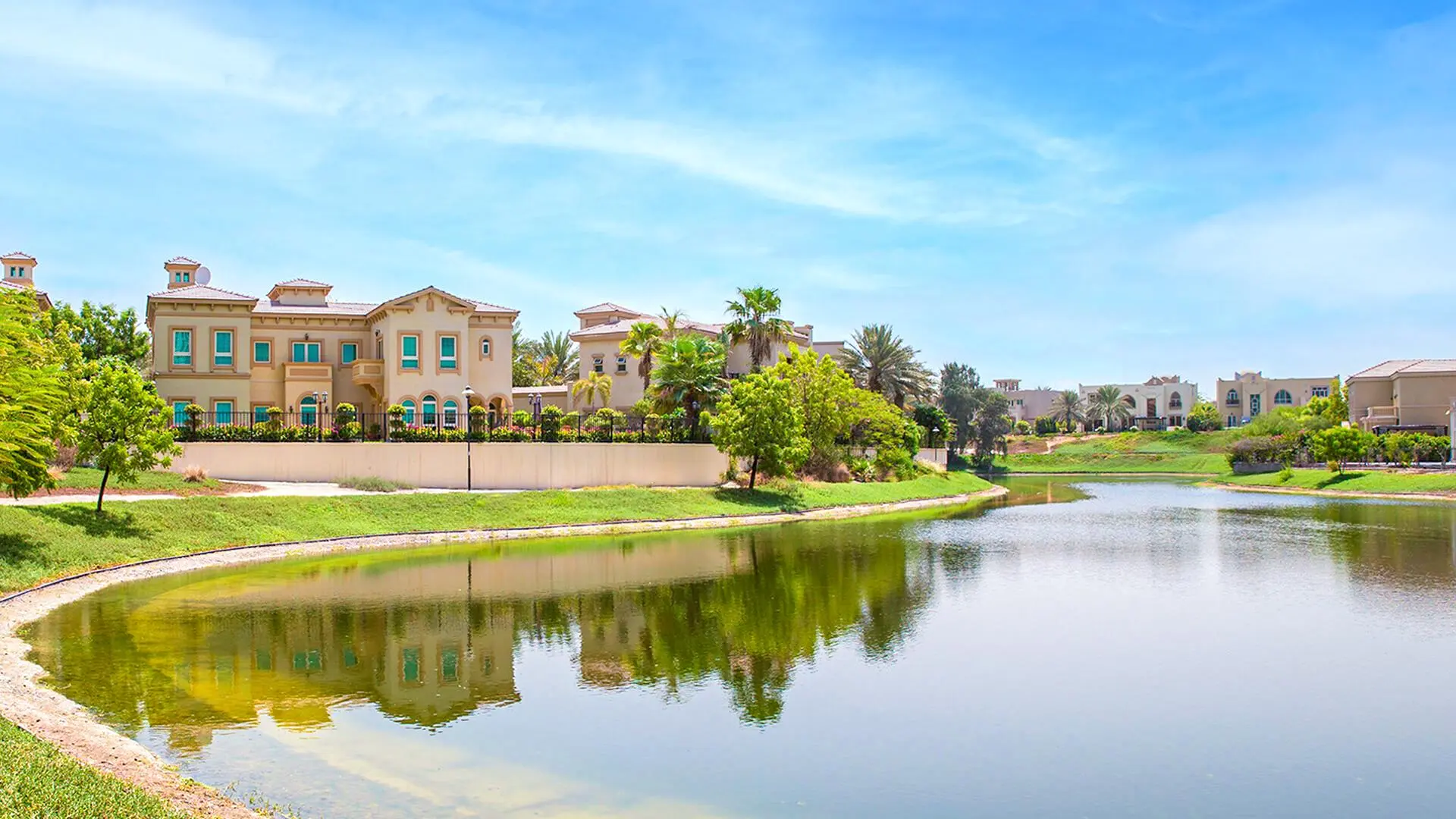 Waterfront villas on the lakes of Jumeirah Islands, Dubai